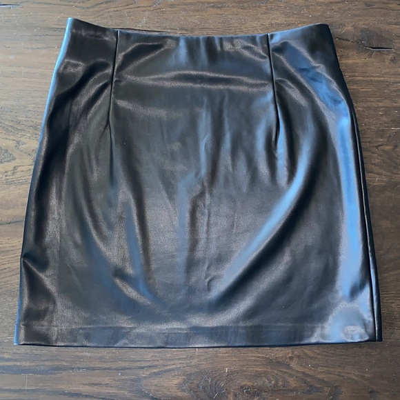 TopShop Faux Black Leather Spilt Detail Mini Skirt - Picture 6 of 10
